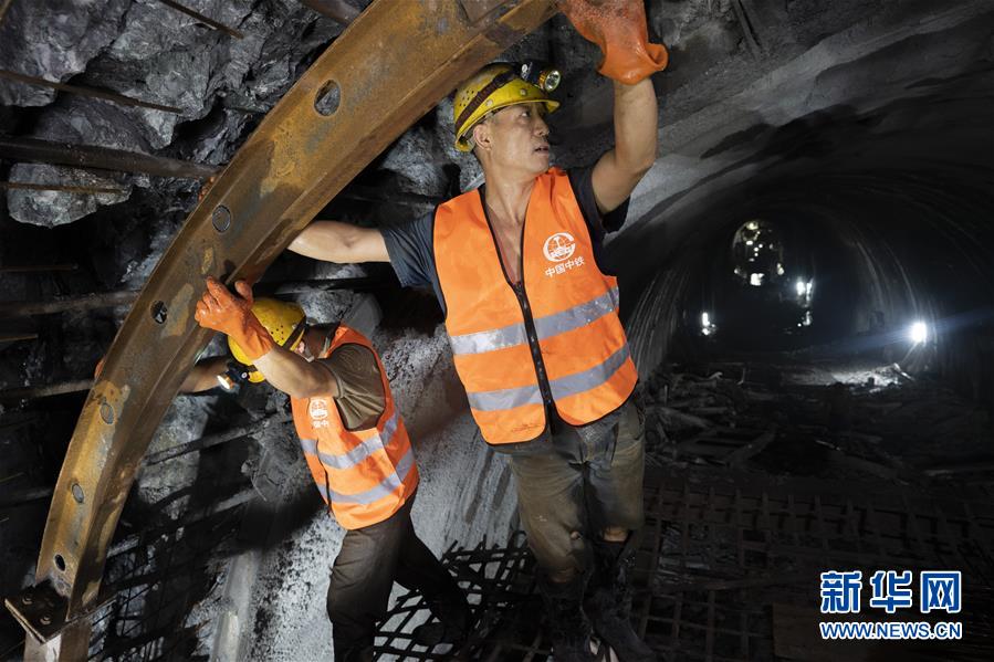 Último túnel extenso da ferrovia China-Laos foi concluído
