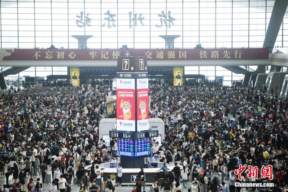 Wuhan lida com 1,8 milhão de viagens ferroviárias durante o feriado