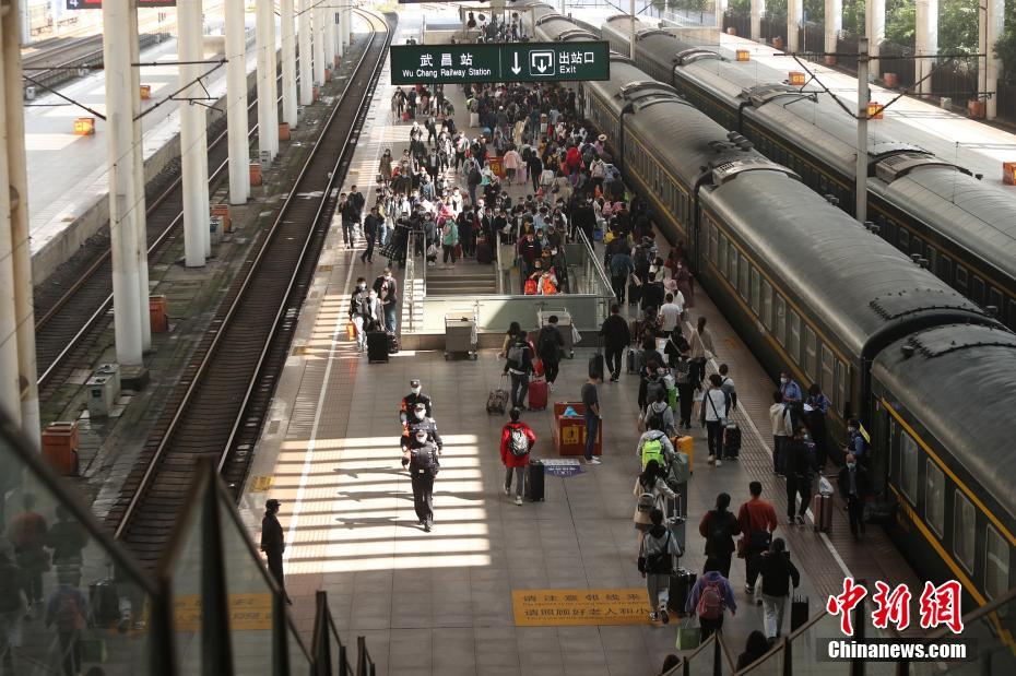 Wuhan lida com 1,8 milhão de viagens ferroviárias durante o feriado