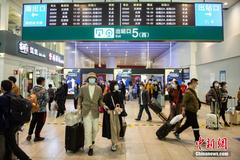 Wuhan lida com 1,8 milhão de viagens ferroviárias durante o feriado