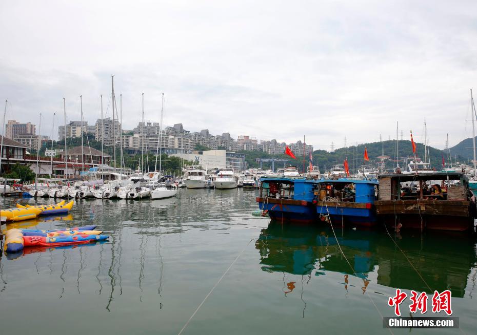 Sanya fecha pontos turísticos e escolas por tufão Nangka