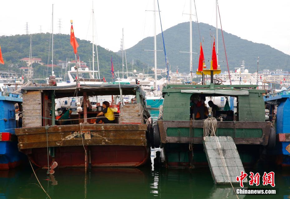 Sanya fecha pontos turísticos e escolas por tufão Nangka