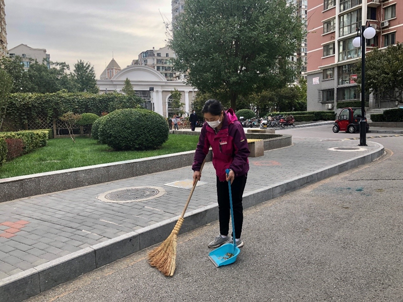 Voluntários participam de separação do lixo em comunidade de Beijing

