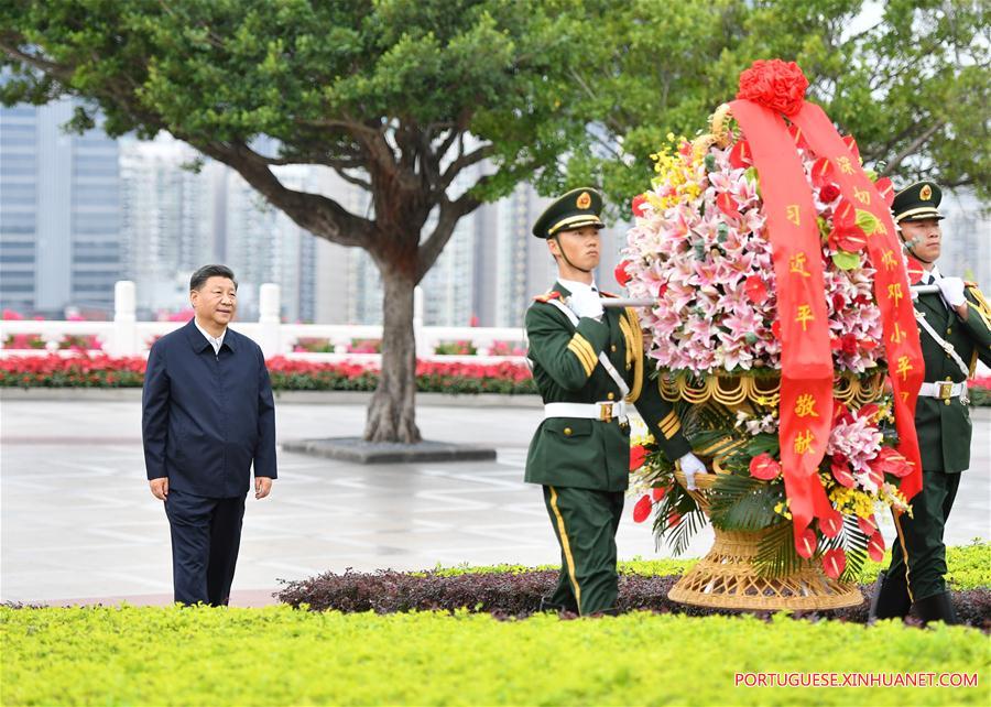 Xi oferece flores à estátua de Deng Xiaoping em Shenzhen

