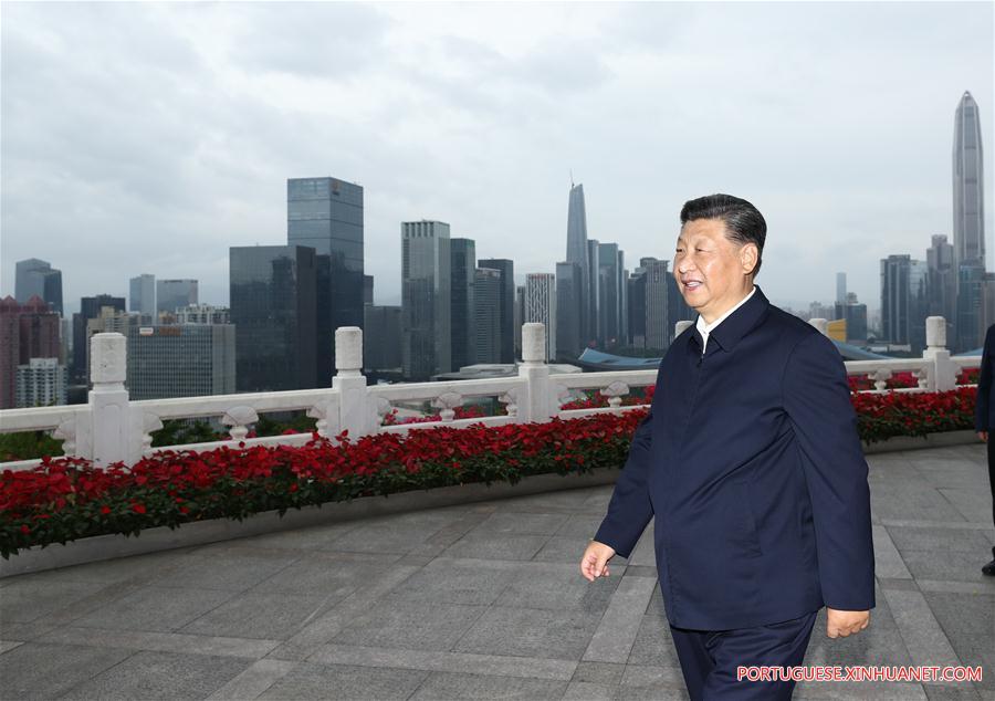 Xi oferece flores à estátua de Deng Xiaoping em Shenzhen

