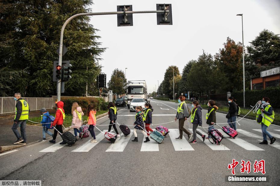 Alunos de escolas primárias italianas mantêm distância social durante pandemia