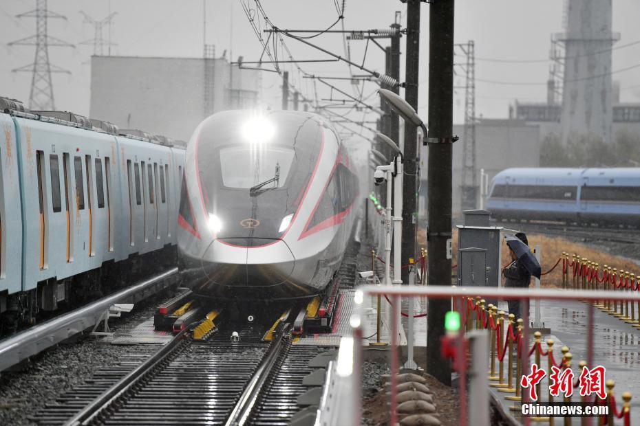 China: trem-bala de bitola variável de 400km/h deixa linha de produção