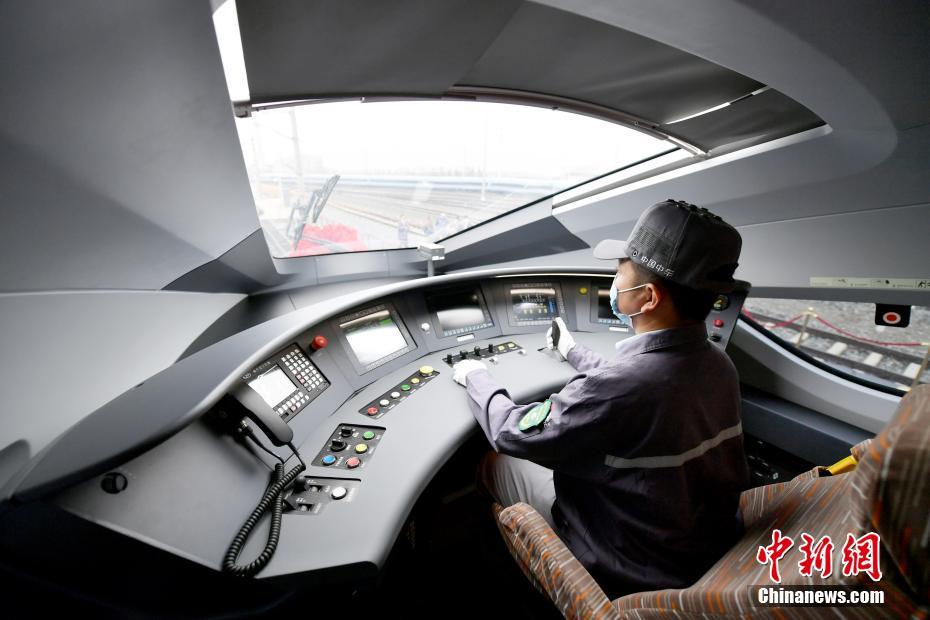 China: trem-bala de bitola variável de 400km/h deixa linha de produção