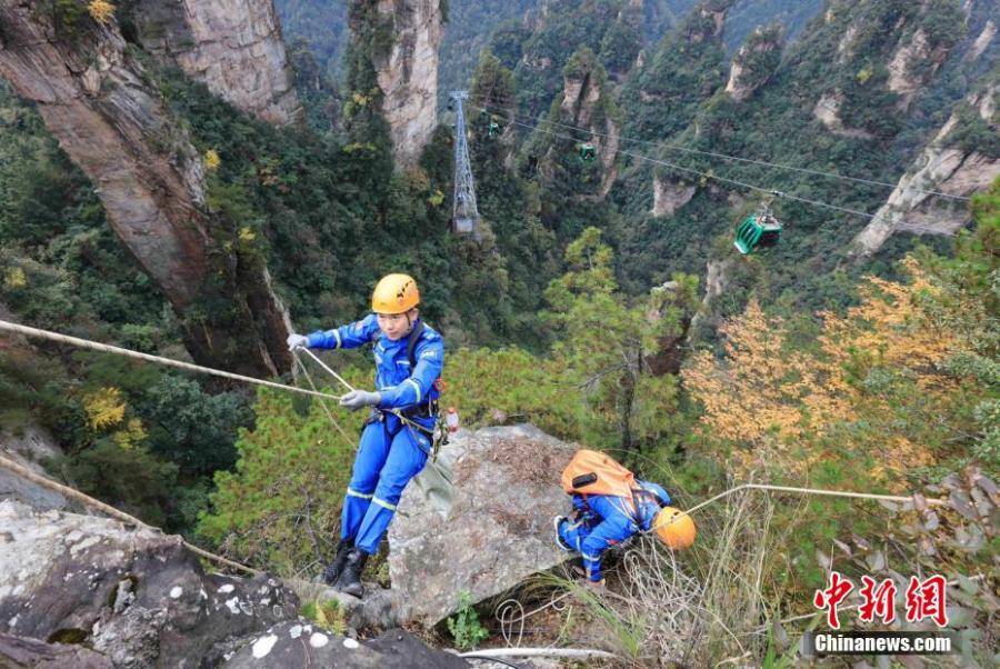 Equipe de resgate Blue Sky retira lixo em penhasco de Zhangjiajie