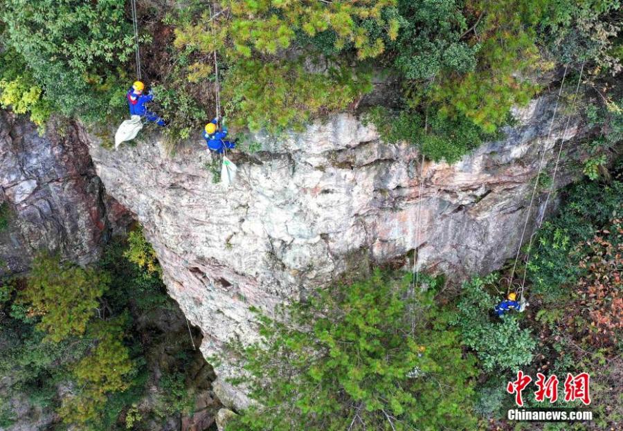 Equipe de resgate Blue Sky retira lixo em penhasco de Zhangjiajie