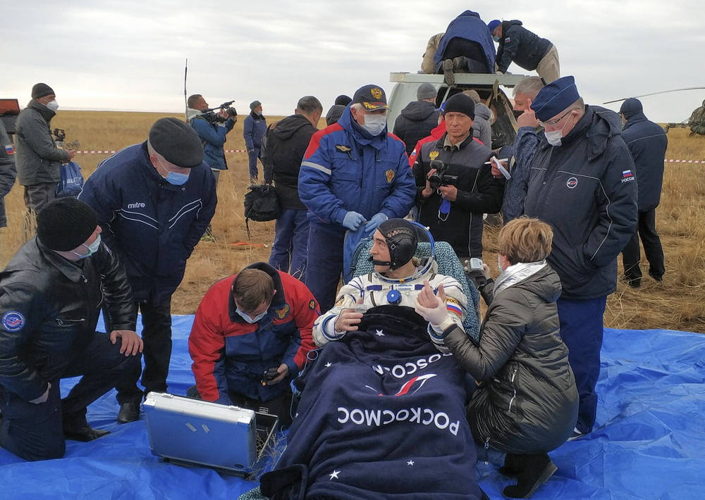 Três astronautas da estação espacial internacional regressaram com sucesso à Terra