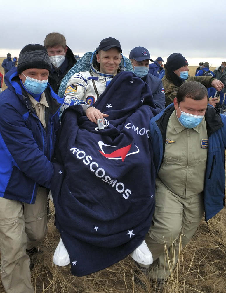 Três astronautas da estação espacial internacional regressaram com sucesso à Terra