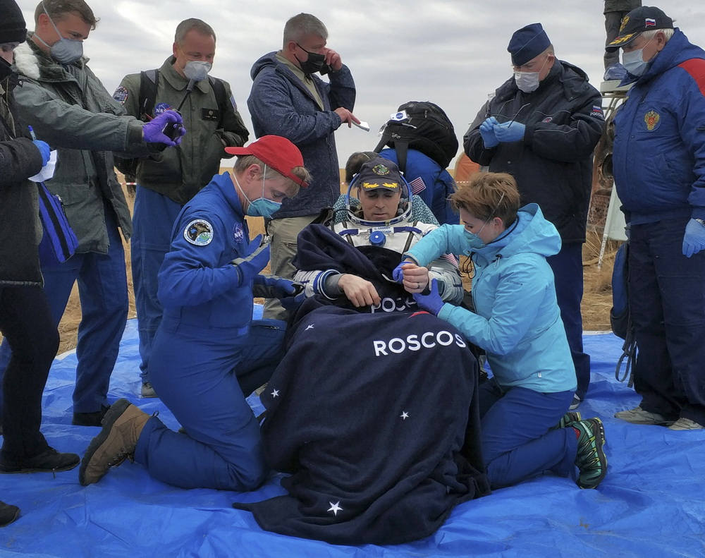 Três astronautas da estação espacial internacional regressaram com sucesso à Terra