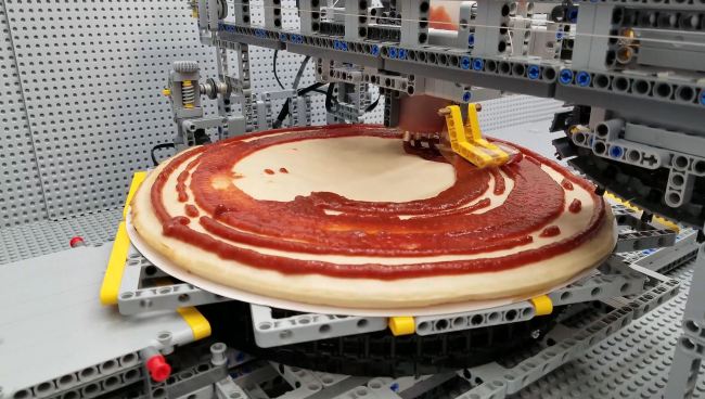 Pai e filho canadenses criam máquina de pizza com blocos de LEGO