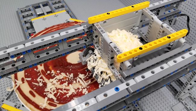 Pai e filho canadenses criam máquina de pizza com blocos de LEGO