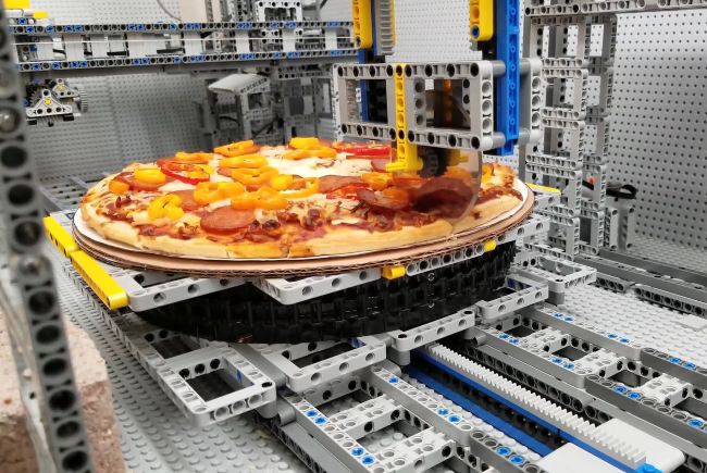 Pai e filho canadenses criam máquina de pizza com blocos de LEGO