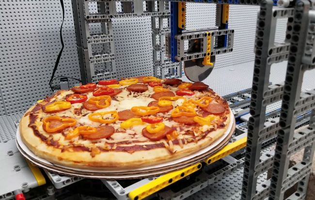 Pai e filho canadenses criam máquina de pizza com blocos de LEGO