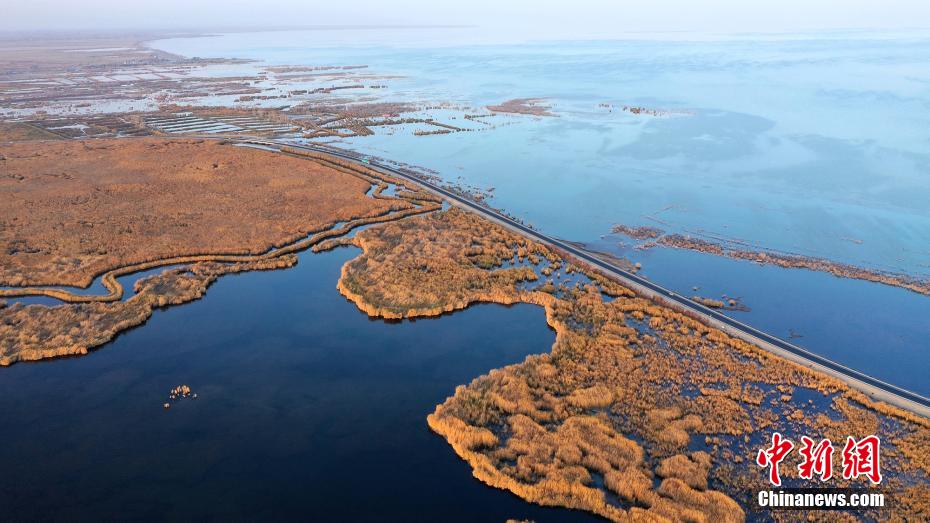 Xinjiang: paisagem outonal no Lago Bosten