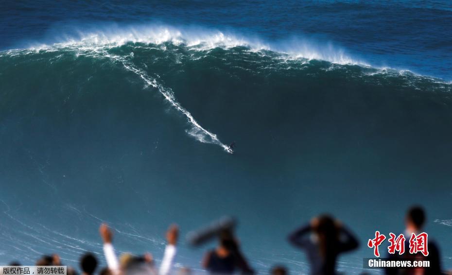 Surfistas portugueses desafiam ondas gigantes na Nazaré