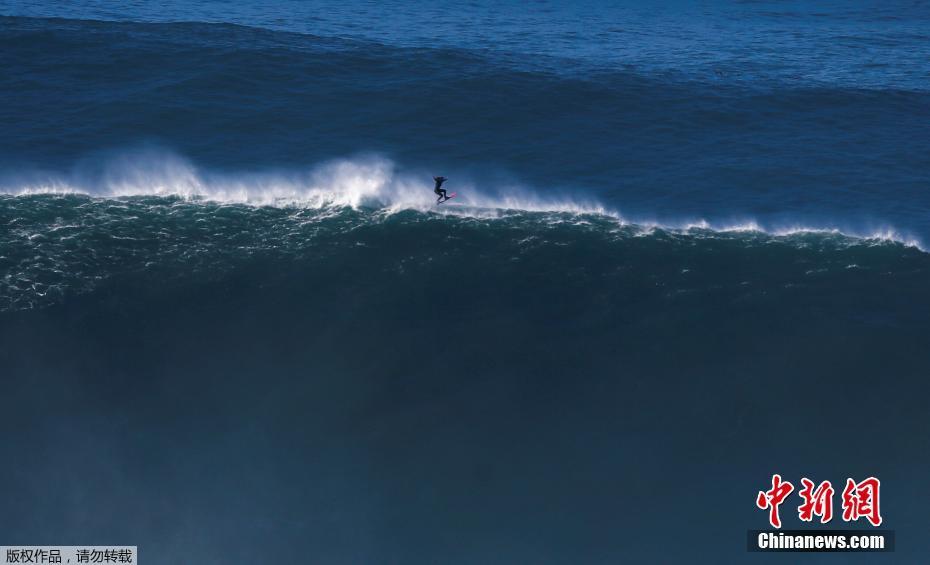 Surfistas portugueses desafiam ondas gigantes na Nazaré