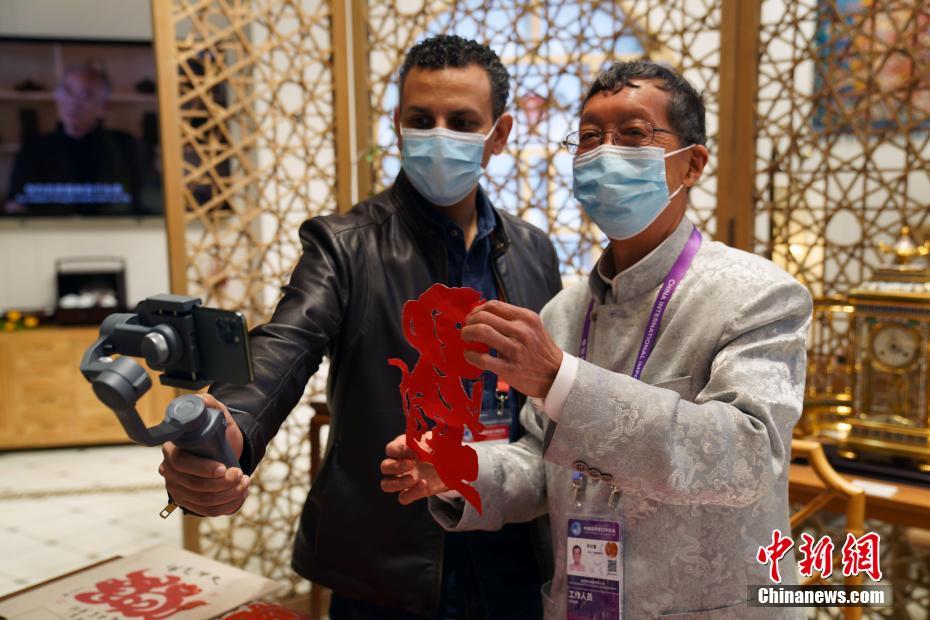 Patrimônio cultural imaterial da China exibido na CIIE