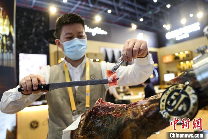 Degustação de alimentos atrai público na 3ª Feira Internacional de Importação da China