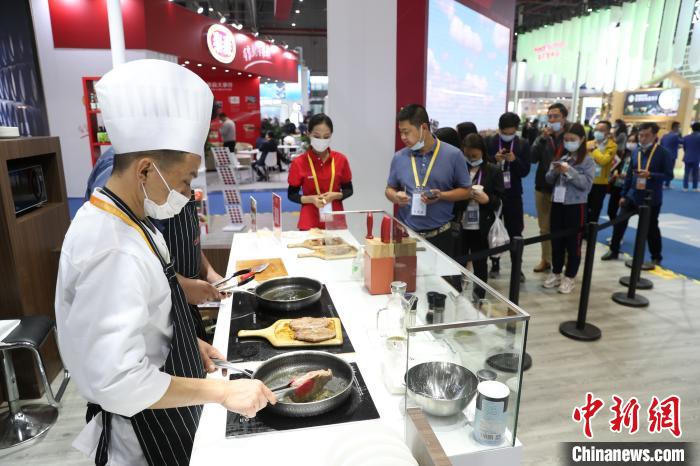 Degustação de alimentos atrai público na 3ª Feira Internacional de Importação da China