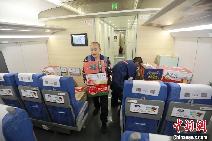 Encomendas expressas de duplo 11 são transportadas por trem-bala