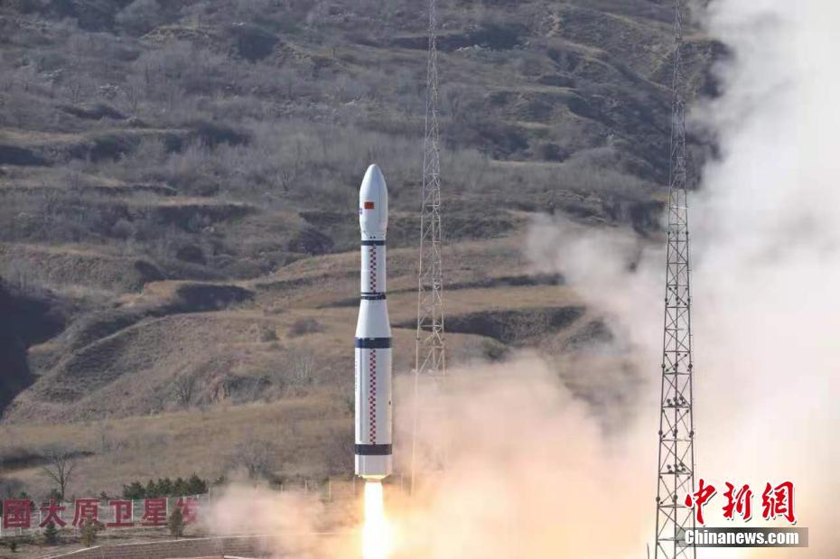 China envia 13 satélites em um único lançamento