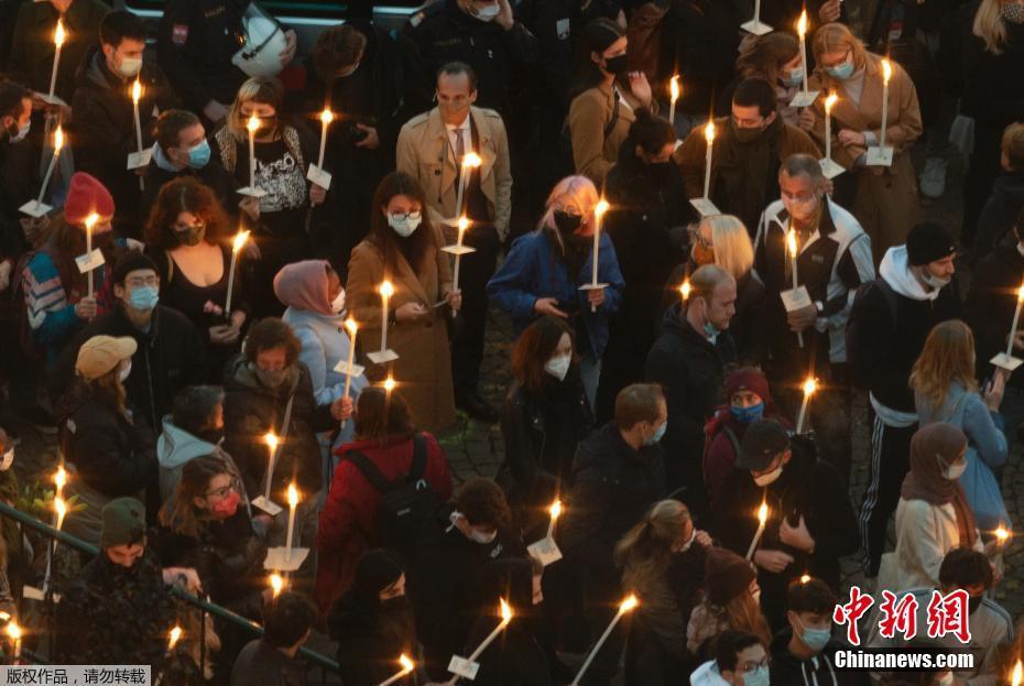 Pessoas lamentam vítimas do ataque terrorista de Viena