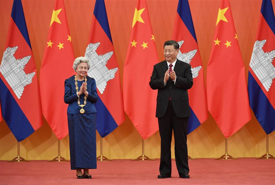 Xi concede medalha de amizade à rainha-mãe cambojana