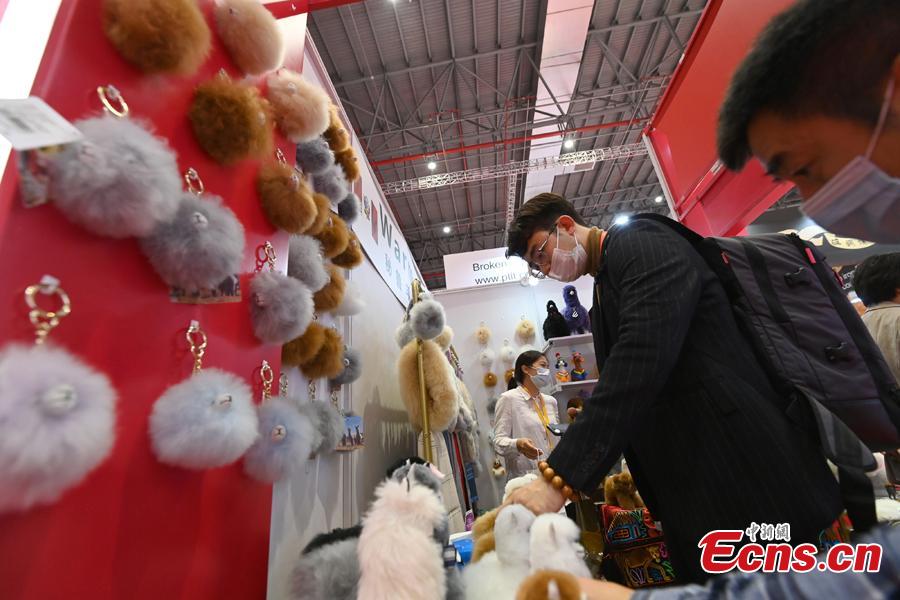 Produtos de lã de alpaca do Peru impressionam visitantes da 3ª Feira Internacional de Importação da China 