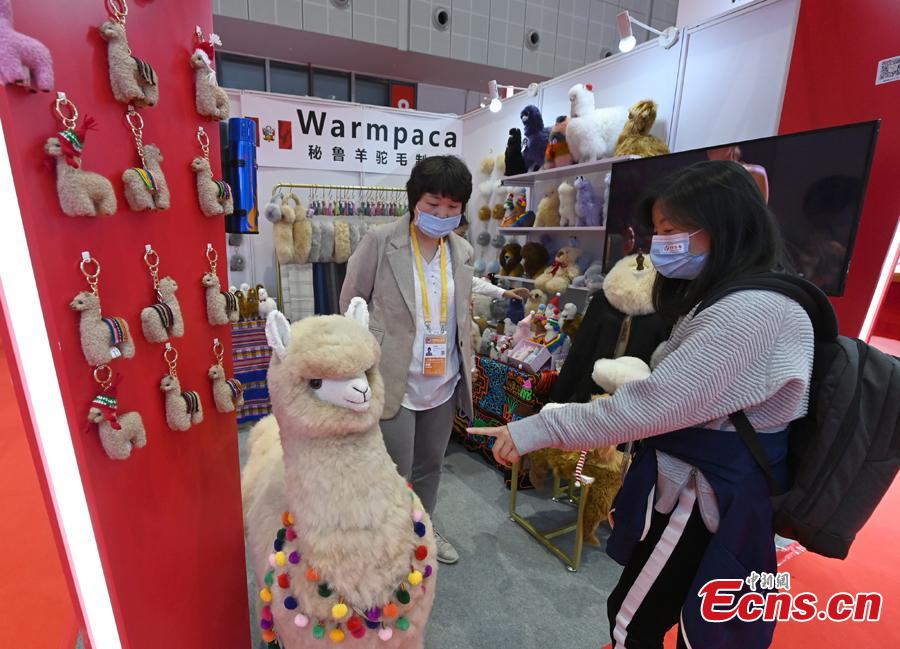 Produtos de lã de alpaca do Peru impressionam visitantes da 3ª Feira Internacional de Importação da China 