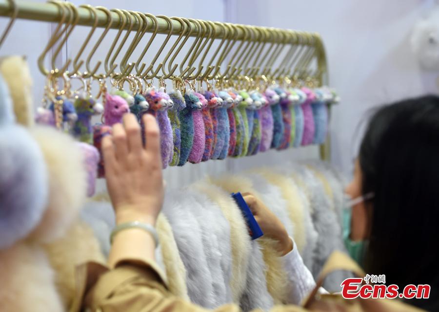 Produtos de lã de alpaca do Peru impressionam visitantes da 3ª Feira Internacional de Importação da China 