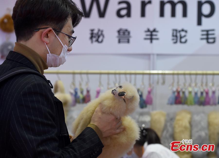 Produtos de lã de alpaca do Peru impressionam visitantes da 3ª Feira Internacional de Importação da China 