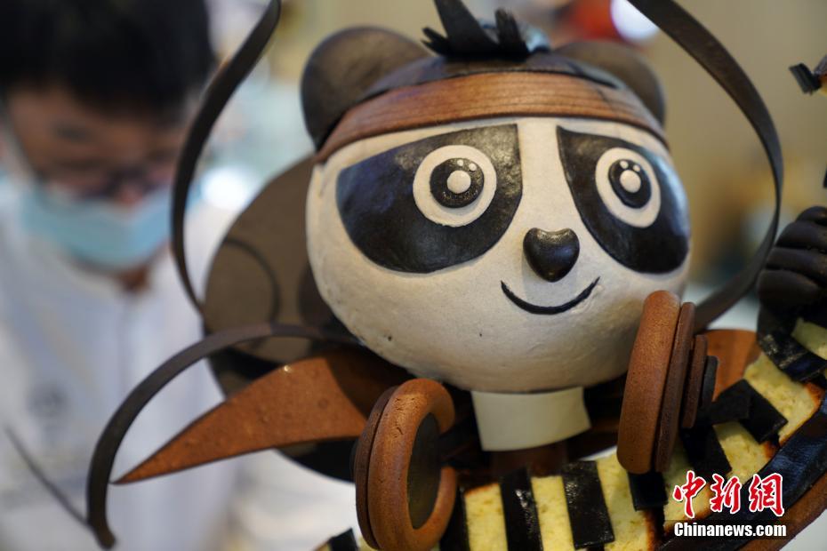 Feira Internacional de Importação da China: toque artístico na confeção de pães atrai atenção dos visitantes