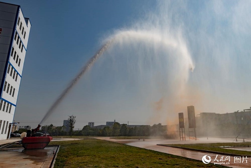 Jiangxi realiza exercício de combate ao incêndio com tecnologia inteligente