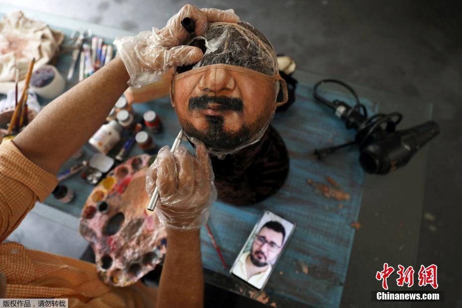 Artista brasileiro pinta rosto em máscaras protetoras