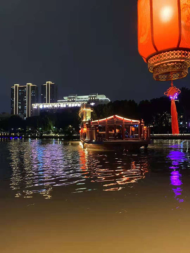 Wenzhou: streamers internacionais fazem um passeio noturno de barco no rio Tang