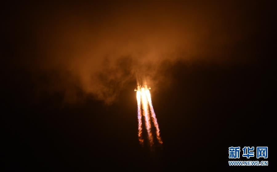 China lança sonda Chang'e-5 para coletar e transportar de volta à terra amostras da lua