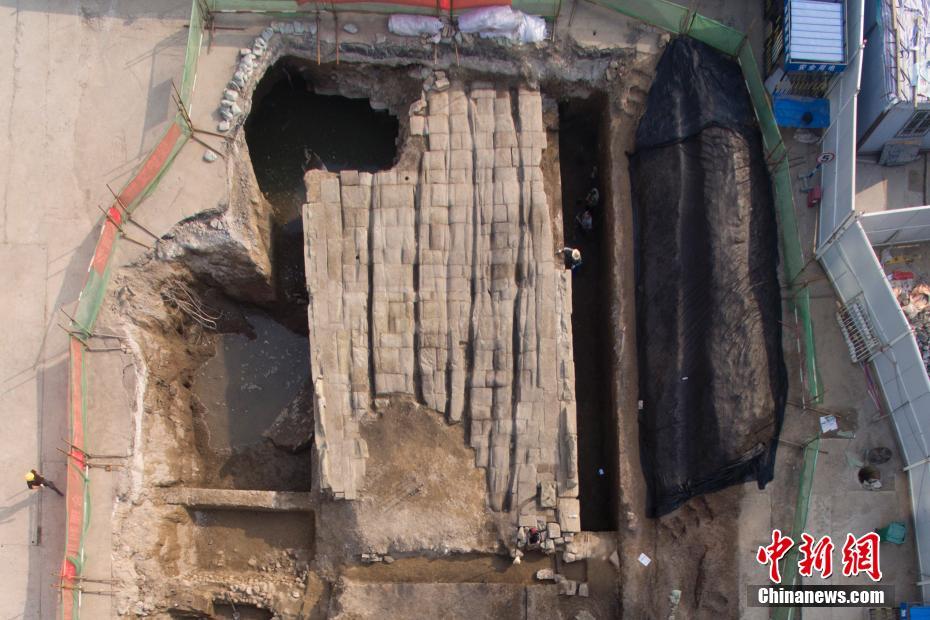 Taiyuan: antiga ponte em arco de pedra sob viaduto moderno