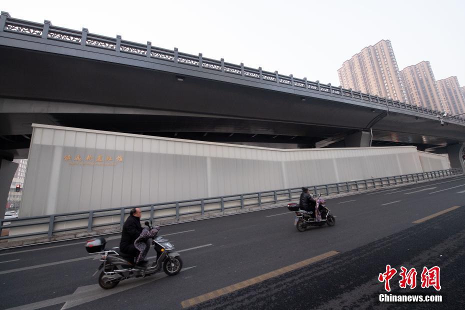 Taiyuan: antiga ponte em arco de pedra sob viaduto moderno