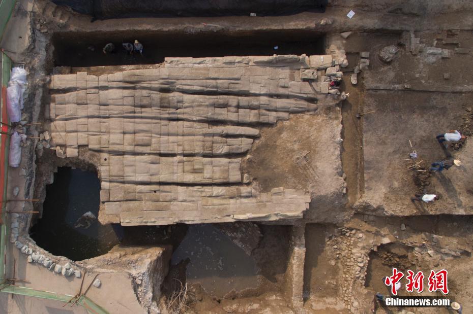 Taiyuan: antiga ponte em arco de pedra sob viaduto moderno