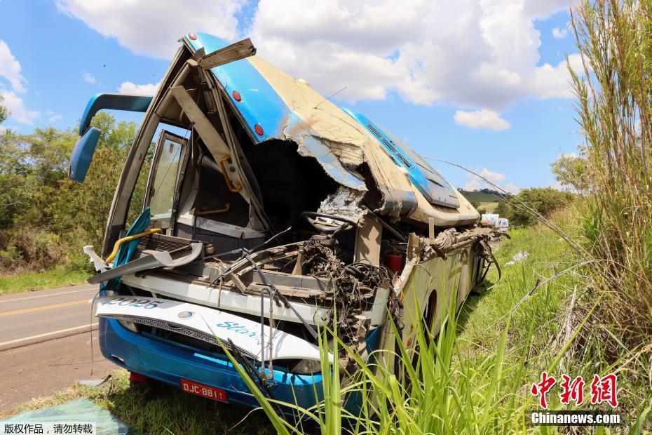 Acidente entre ônibus e carreta deixa 41 mortos em São Paulo