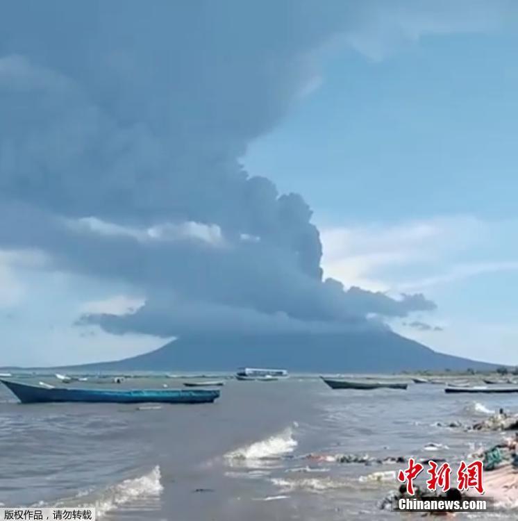 Indonésia: vulcão Lewotolok entra em erupção