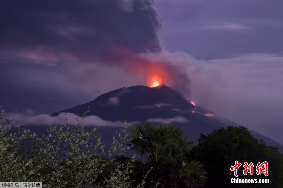 Indonésia: vulcão Lewotolok entra em erupção