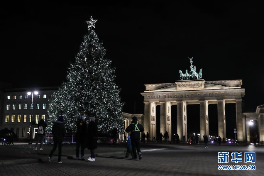 Luzes de Árvore de Natal são acesas em Berlim