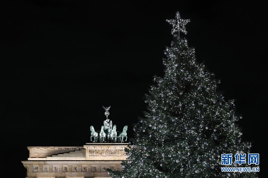 Luzes de Árvore de Natal são acesas em Berlim