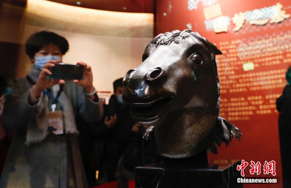 Estátua de cabeça de cavalo retorna ao Antigo Palácio de Verão 