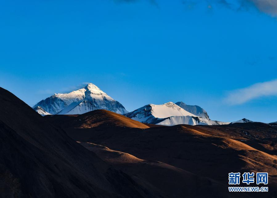 China e Nepal divulgam nova altura do Monte Qomolangma